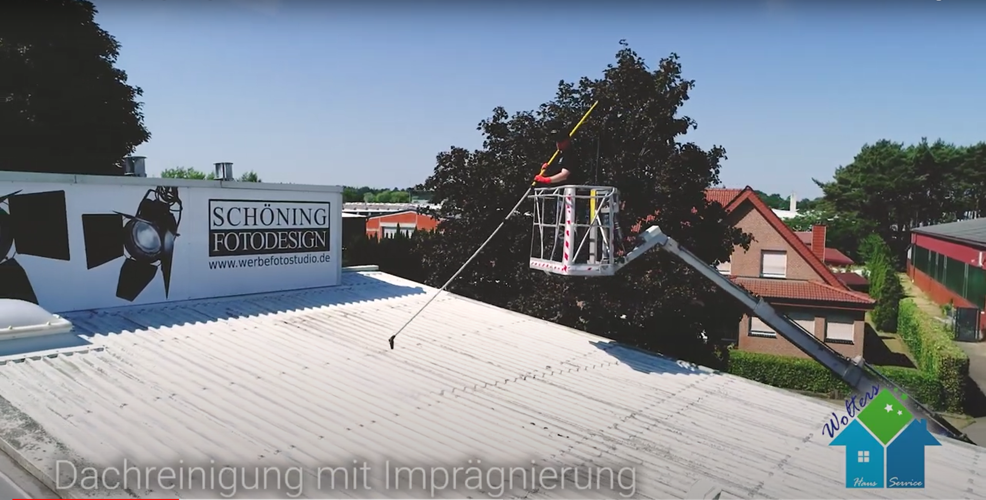 Vollst&auml;ndige Dachreinigung in Klausheide mit Teleskoplanze.